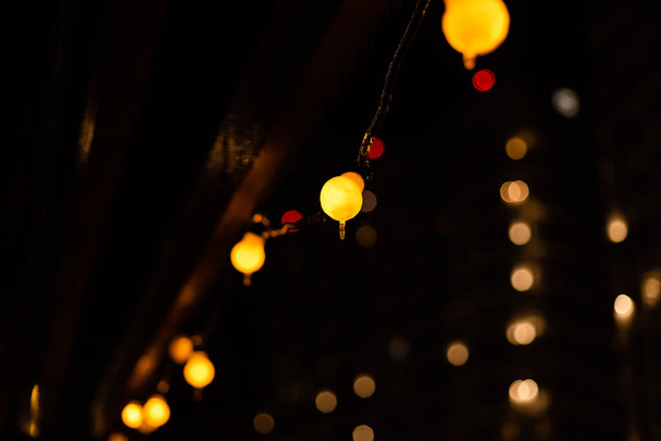 Bajki na Boże Narodzenie jako oświetlenie dekoracji choinki lub jako świąteczne światła na stole stworzyć romantyczną i świąteczną atmosferę w Wigilię Bożego Narodzenia i podczas szczęśliwego Sylwestra - Zdjęcie, obraz