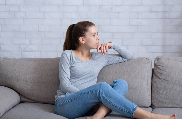 Mielenterveyshuolto. Masentunut nuori nainen kärsii emotionaalinen uupumus sohvalla kotona - Valokuva, kuva