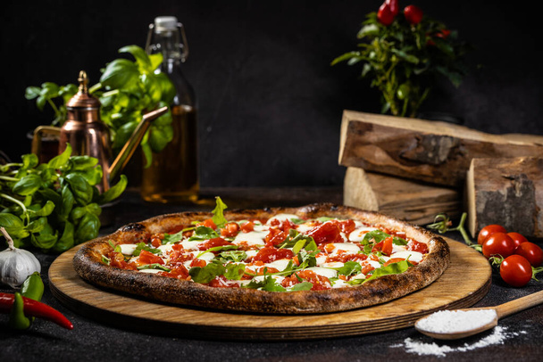 Zátiší čerstvé pečené italské pizzy - Fotografie, Obrázek