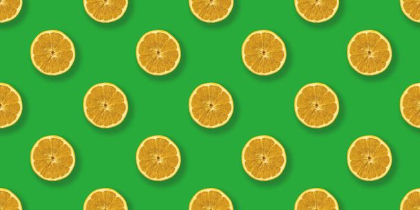 Lemon pattern pop art flat lay design, cibo su sfondo verde - Foto, immagini