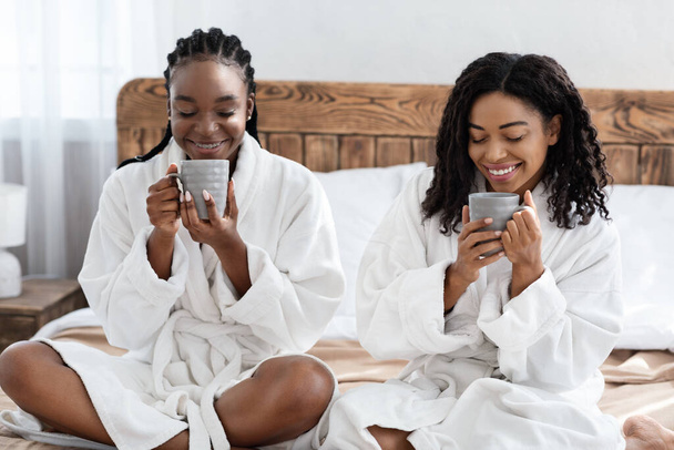 Kaksi mustaa tyttöystävää nauttivat aamukahvista kotona - Valokuva, kuva