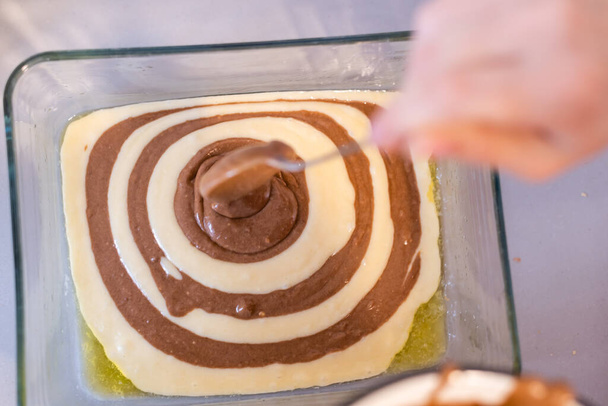 Сире тісто для солодкого пирога зебри у випічці та інгредієнти для нього. Процес приготування
. - Фото, зображення