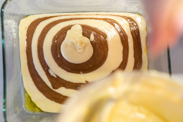 Pasta cruda per una torta di zebra dolce in una teglia e ingredienti per esso. Processo di cottura. - Foto, immagini