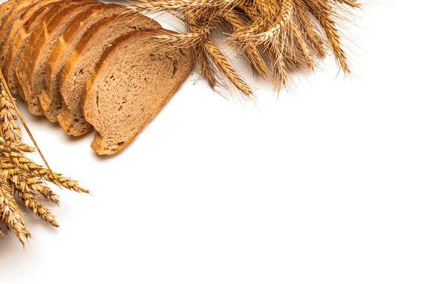 Υπέροχο ψωμί. Φρέσκο καρβέλι χωριάτικο παραδοσιακό ψωμί με στάρι σταριού αυτί ή φυτό ακίδα απομονωμένο σε λευκό φόντο. Ψωμί σίκαλης με τραγανά καρβέλια και ψίχουλα. Σπιτικό ψήσιμο - Φωτογραφία, εικόνα