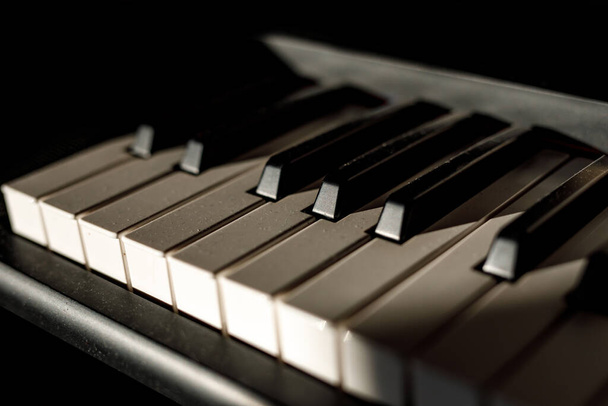 Valkoinen ja musta avaimet piano näppäimistö - Valokuva, kuva