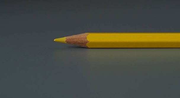 matita di colore giallo su sfondo grigio nelle tonalità trendy del 2021 - Foto, immagini