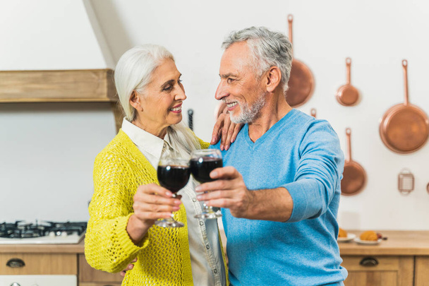Krásný seniorský pár milenců - Starší lidé portrét při zábavě doma - Pojmy o vztahu, starší lidé a životní styl - Fotografie, Obrázek