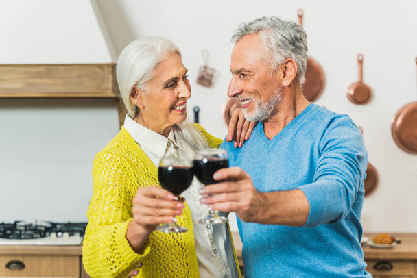 Schönes Senioren-Liebespaar - Senioren-Porträt mit Spaß zu Hause - Konzepte über Beziehung, Senioren und Lebensstil - Foto, Bild