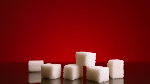 İzole edilmiş arka planda küp şeker yığını. Stok görüntüleri. İzole edilmiş arka planda şeker kübü yığını sayısı değişir. Şekerler büyük miktarlarda sağlığa zararlıdır. Şeker ve şeker 21 'dir. - Video, Çekim
