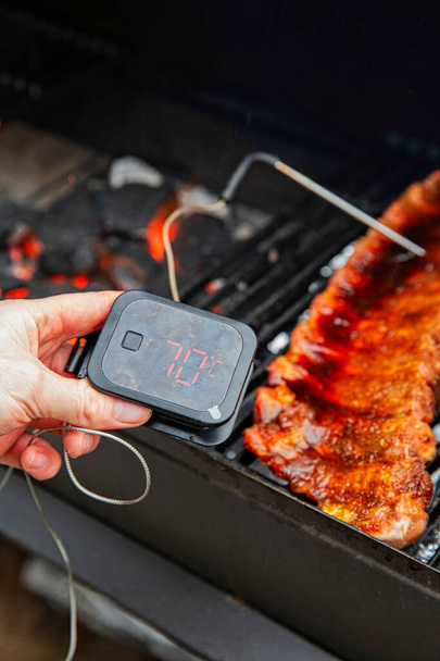 Thermomètre numérique BBQ, grill, barbecue pour steak de betterave et fourmi de côtes libres autre viande. mesure de la température - Photo, image