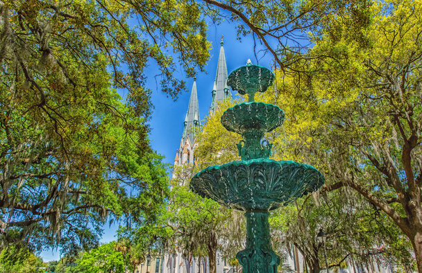 Savannah, GA / USA - 17 de abril de 2016: Primavera en Savannah, el distrito histórico mundialmente famoso de Georgia. - Foto, Imagen