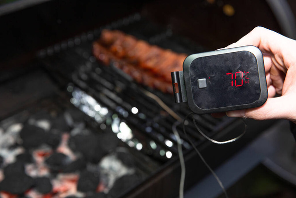 Digitales Thermometer Grill, Grill, Grill für Beaf Steak und Spareribs Ameisenfleisch. Temperatur messen - Foto, Bild