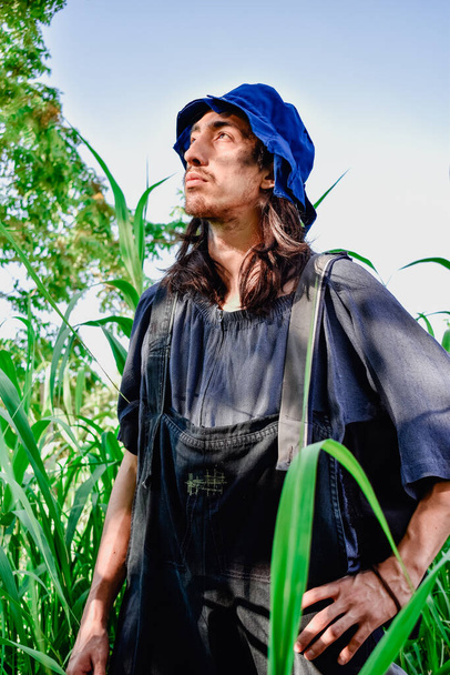 Фермер смотрит на поле и закат - Фото, изображение