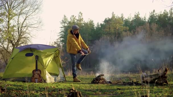 Turysta łamie drewno i zapala ogień - Materiał filmowy, wideo