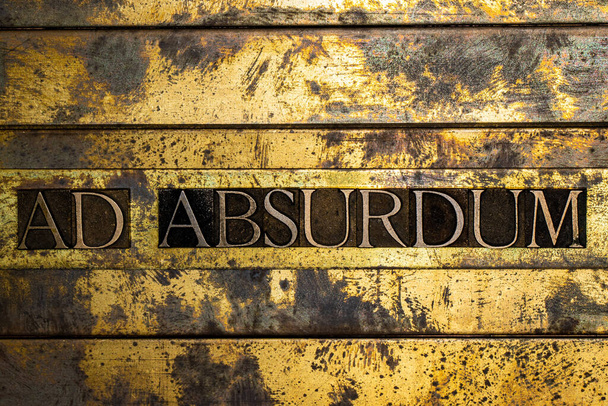 Ad Absurdum Text auf texturiertem Bronze Grunge Kupfer und Gold Hintergrund - Foto, Bild