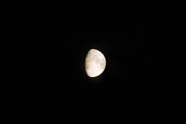 La lune grandissante dans le ciel noir. - Photo, image