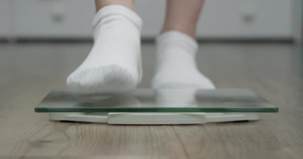 床の上に体重減少のステップを確認する女性体重バスルームスケール - 映像、動画