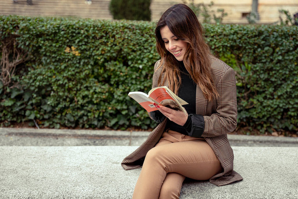 Girl reading a book on city drinking a coffee - Φωτογραφία, εικόνα