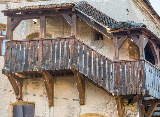 Szczegóły ze średniowiecznymi drewnianymi schodami w Sighisoara, Rumunia. - Zdjęcie, obraz
