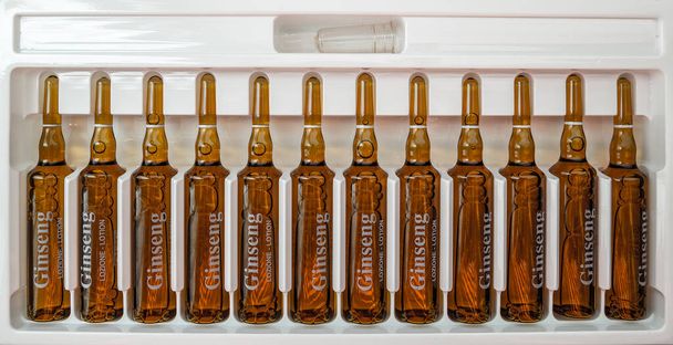 Joukko lääketieteen lasi ampulli, joka sisältää ginseng voidetta hiustenlähtöä vastaan - Valokuva, kuva