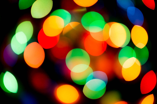Farbige abstrakte unscharfe Licht glitzern Hintergrund Layout-Design kann für Hintergrundkonzept oder Festival-oder Weihnachtshintergrund.Bokeh. verwendet werden Defokussierte mehrfarbige Lichter, Weihnachten Hintergrund abstrakte Textur.Bokeh. Defokussierte, unkonzentrierte Mehrfarbigkeit - Foto, Bild