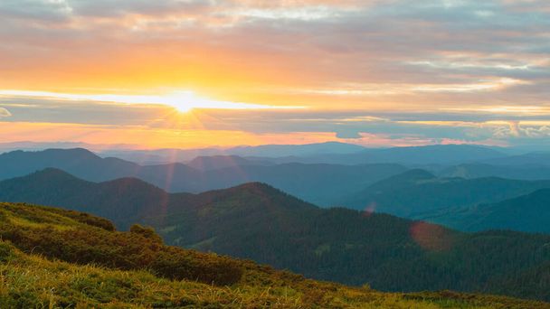 Paisaje colorido de puesta de sol en las montañas, naturaleza salvaje escénica, Cárpatos, Ucrania. - Foto, Imagen