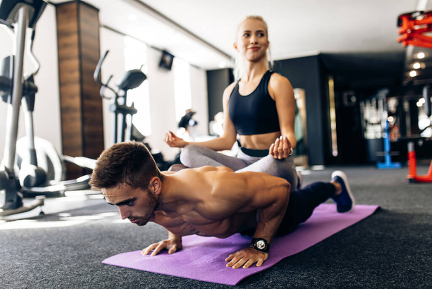 Young sporty couple in sportswear working out together in the gym, sport, fitness - Φωτογραφία, εικόνα