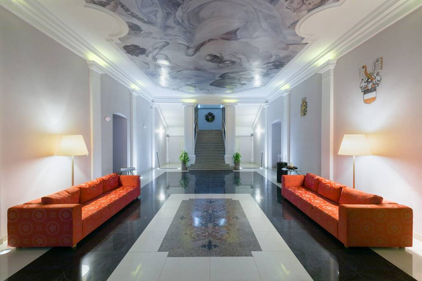 PRAGA, REPÚBLICA CHECA - 10 DE JUNIO DE 2020: Habitación de lujo con luz cálida, estilo clásico de Europa, habitación de hotel resort en Praga. Diseño interior de un apartamento de lujo - Foto, Imagen
