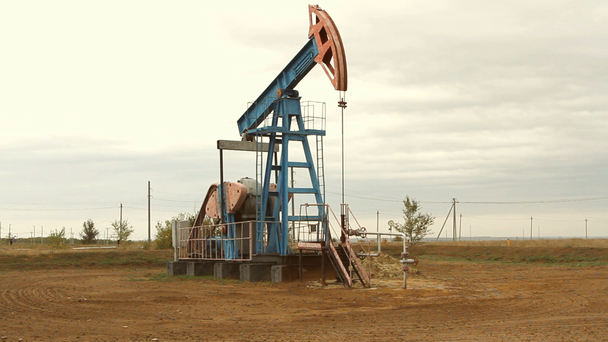 βιομηχανία πετρελαίου και φυσικού αερίου. η εργασία του jack αντλία πετρελαίου σε ένα πεδίο πετρελαίου. - Πλάνα, βίντεο