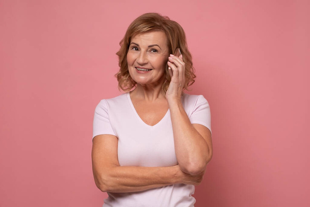 Onnellinen iloinen nainen puhuu ystävälle matkapuhelimessa - Valokuva, kuva
