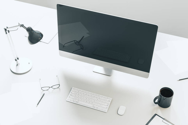Diseño minimalista de escritorio con pantalla vacía de ordenador negro. Concepto de lugar de trabajo y estilo de vida. Maquillaje, renderizado 3D - Foto, imagen