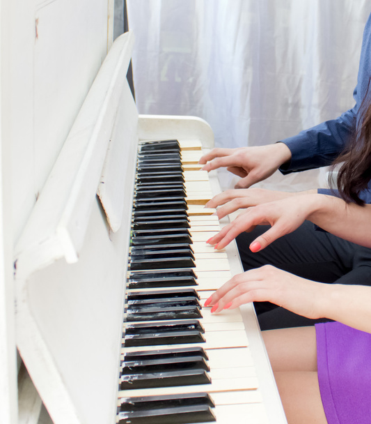 Ligulose up vista delle mani che suonano il pianoforte
 - Foto, immagini