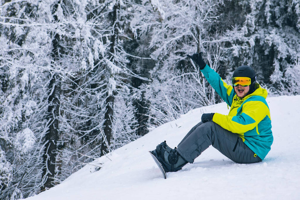 correa de hombre en snowboard. actividades deportivas de invierno. estación de esquí - Foto, Imagen