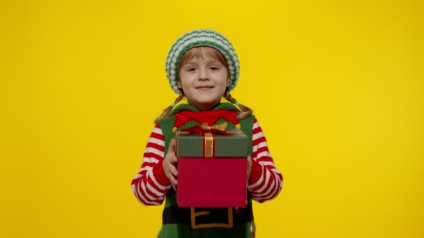 Holčička vánoční skřítek Santa pomocník dávat dárek box na kameru. Šťastné Nový rok dovolená - Záběry, video
