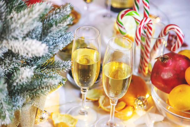 Weihnachtstisch mit Champagner und Essen. Selektiver Fokus. Urlaub. - Foto, Bild