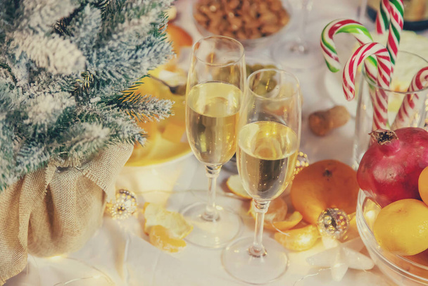 Christmas table with champagne and food. Selective focus. Holiday. - Foto, afbeelding