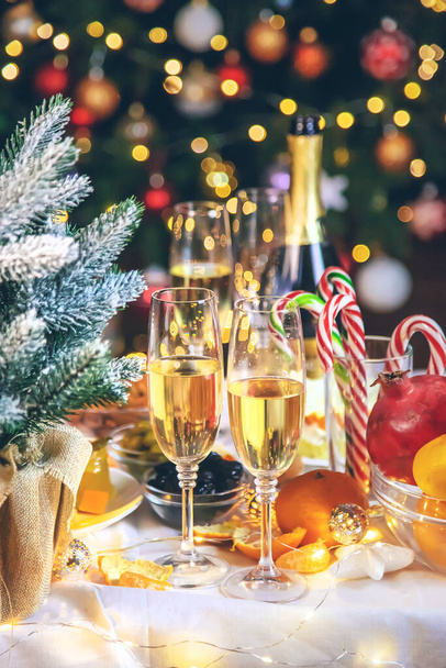 table de Noël avec champagne et nourriture. focalisation sélective. vacances. - Photo, image
