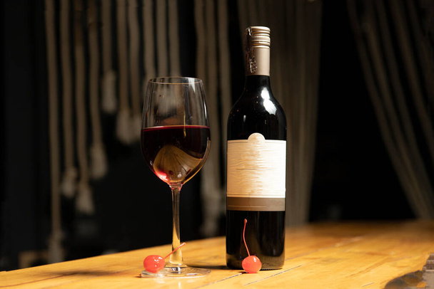 A vörösbor sötét színű szőlőfajtákból készült borfajta. - Fotó, kép
