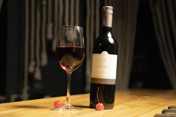 El vino tinto es un tipo de vino elaborado con variedades de uva de color oscuro. - Foto, imagen
