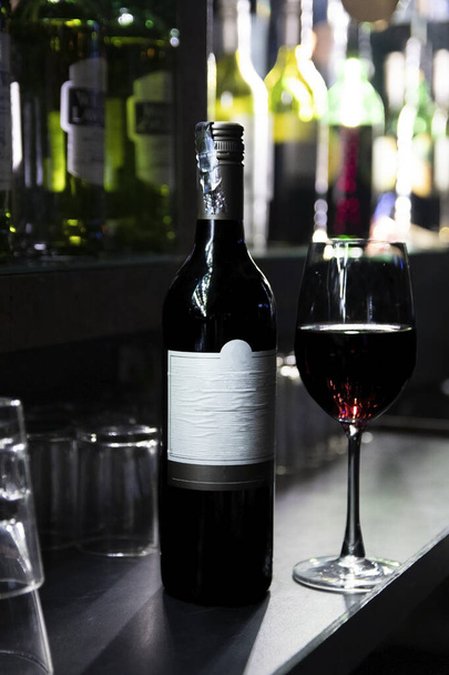 El vino tinto es un tipo de vino elaborado con variedades de uva de color oscuro. - Foto, imagen