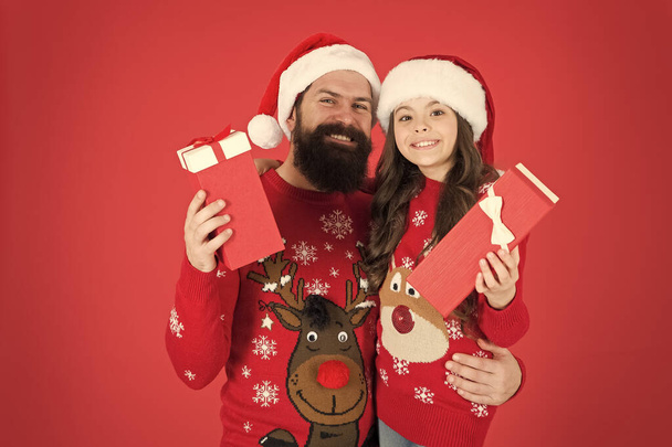 Winter tradition. Christmas gift. Father hug little daughter. Child with dad celebrate christmas. Lovely family shopping. Buy christmas gifts. Delivery service. Shop store mall concept. Fun time - Valokuva, kuva