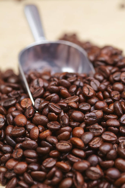 granos de café en cuchara, vista cercana - Foto, imagen