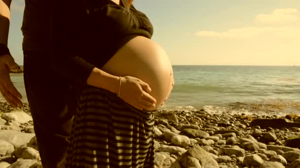 hamile kadın kocasıyla sahilde - Video, Çekim