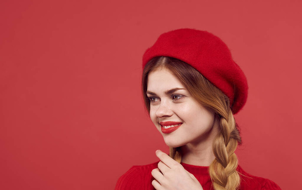 Jolie femme look attrayant rouge lèvres pigtails isolé fond gros plan - Photo, image