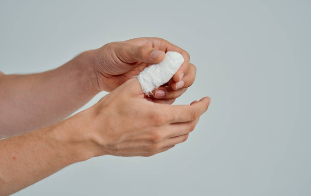 bandagierter Daumen Gesundheit Probleme Medizin isolierter Hintergrund - Foto, Bild