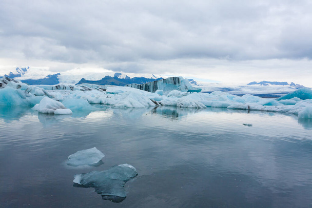 Lago glacial de Jokulsarlon, Islandia. Icebergs flotando en el agua. Islandia paisaje - Foto, imagen
