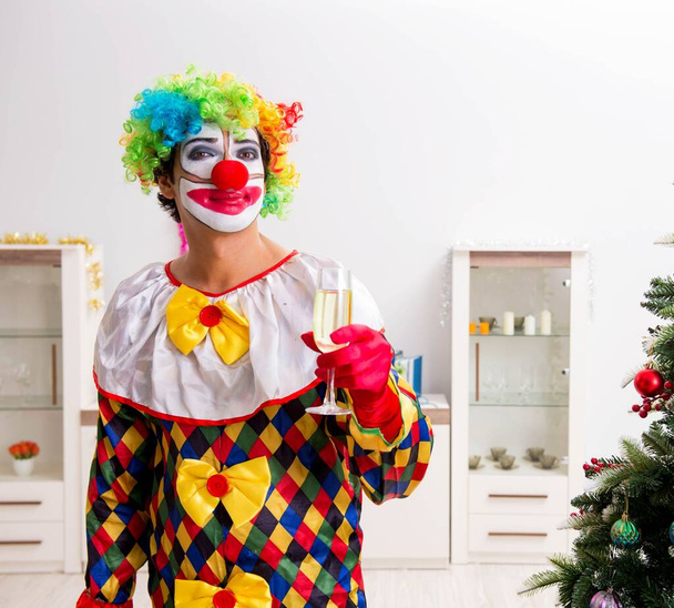 Lustiger Clown im Konzept der Weihnachtsfeier - Foto, Bild