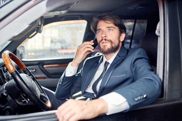 úspěšný mladý muž v obleku mluvit na telefonu bohatství oficiální - Fotografie, Obrázek
