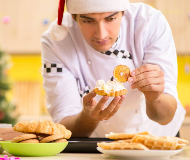 junger Koch-Ehemann arbeitet an Heiligabend in der Küche - Foto, Bild