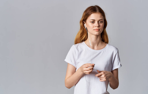 linda mujer pelirroja en camiseta y auriculares nueva tecnología Copiar espacio - Foto, Imagen